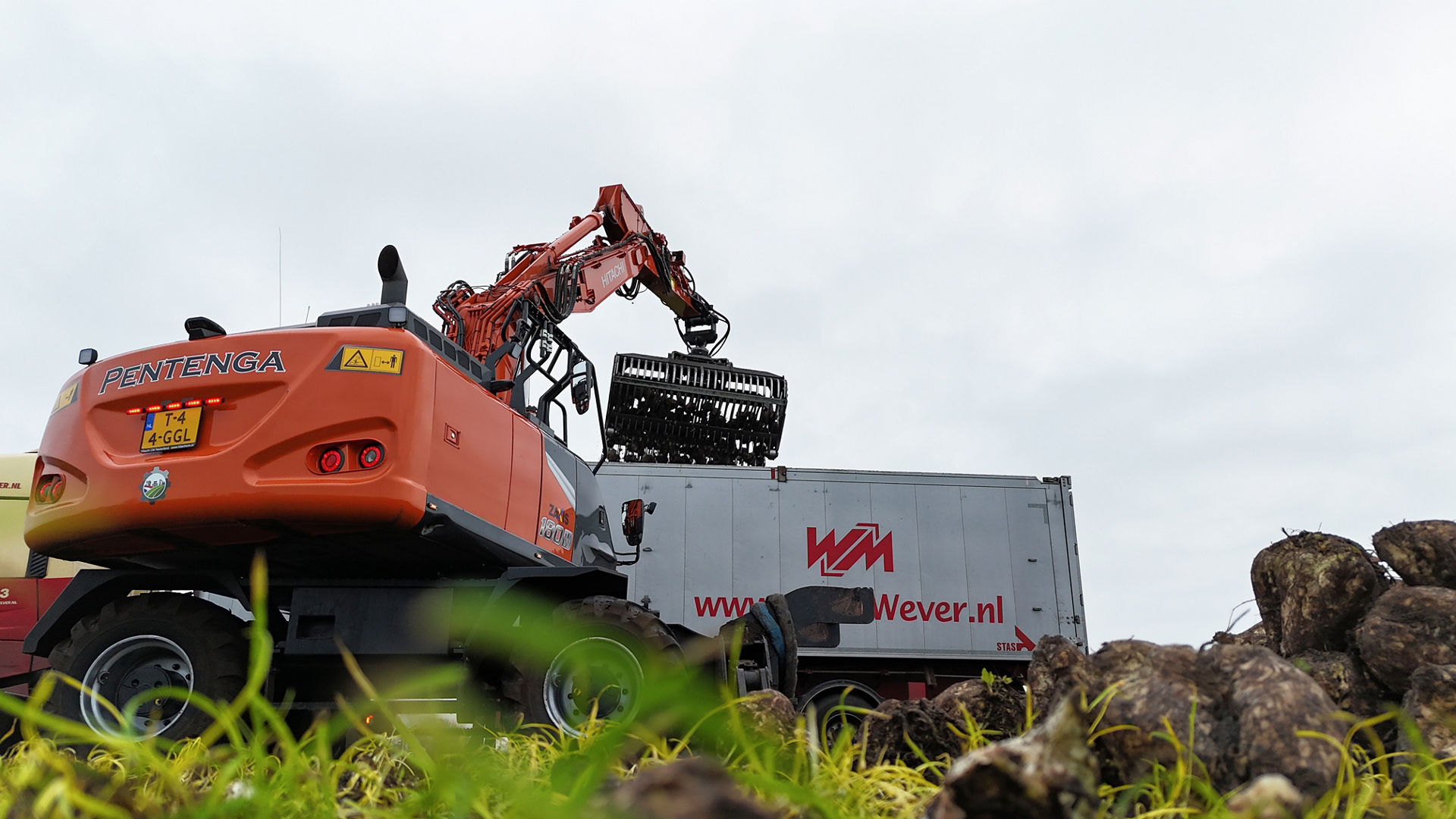 【ミチページ】 How a Hitachi wheeled excavator transformed beet harvest for Dutch